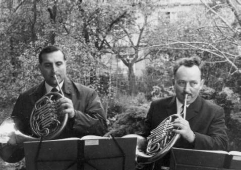 Karl Biehlig und Heinz Eisenhut blasen das Horn