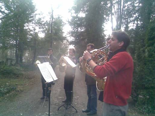 Schüler von Karl Biehlig blasen das Horn auf dem Friedhof